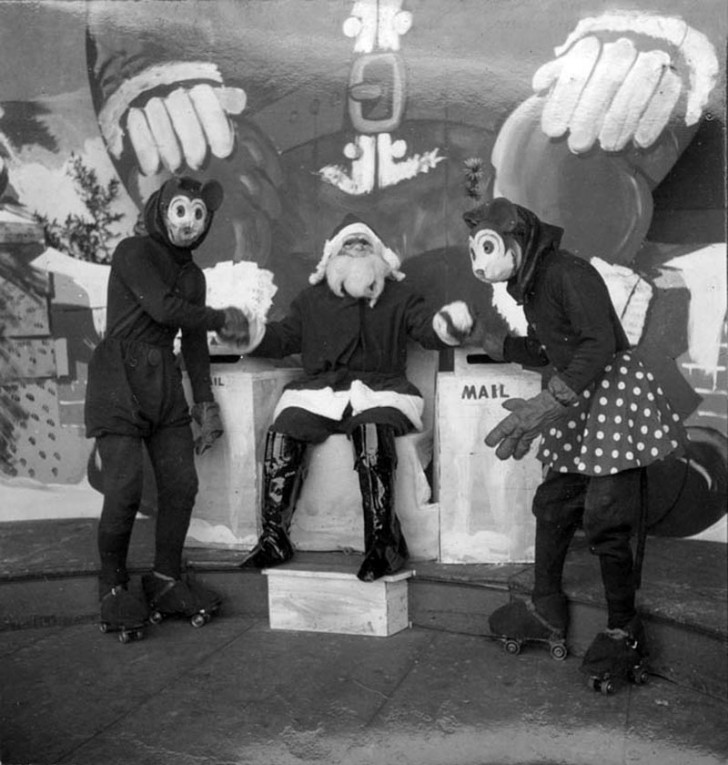 2. Babbo Natale si lascia fotografare insieme a Minnie e Topolino a Central Park, 1935.