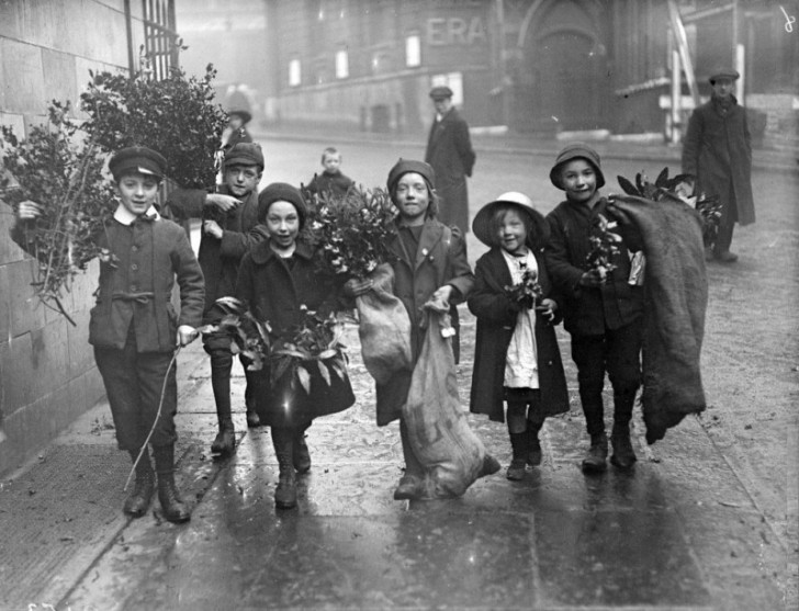 18. Dei bambini vendono agrifoglio e vischio, Dicembre 1915.