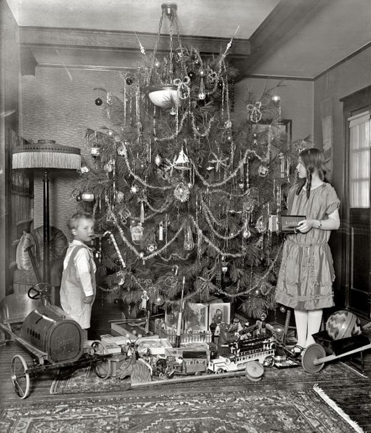 5. Due bambini posano davanti l'albero di Natale e i loro giocattoli, Washington DC 1920.