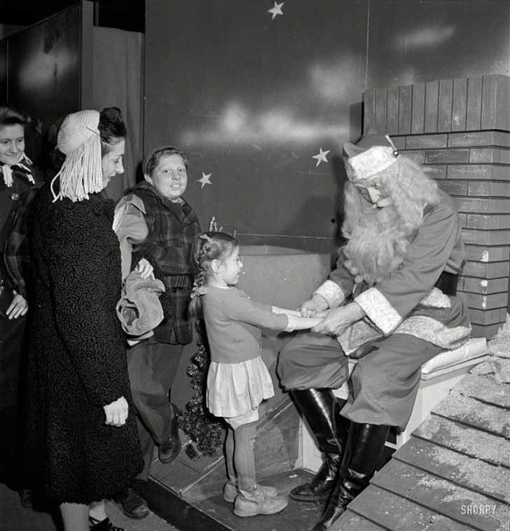 7. Nel 1942, nei grandi magazzini di New York, erano stati chiamati due Babbo Natale: per non confondere i bambini il secondo era stato messo al termine di un labirinto.