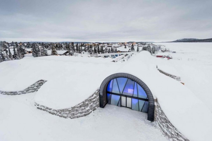 L'Icehotel 365 couvre une superficie de 2100 mètres carrés. La zone a été remplie avec de la glace et de la neige provenant directement de la rivière Torne à proximité.