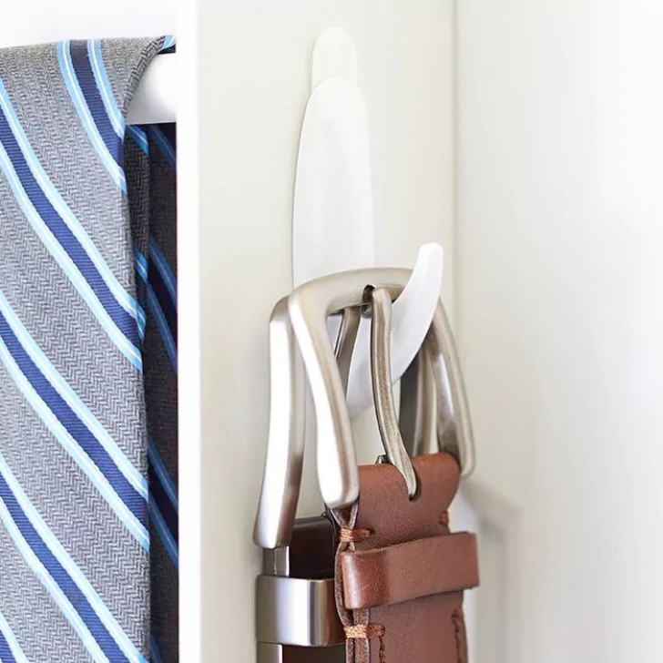 9. Houd je accessoires georganiseerd met behulp van strategisch geplaatste haken in je kledingkast...