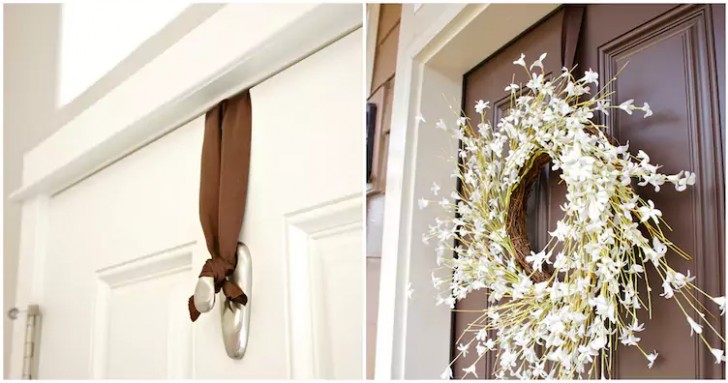 15. Hang je decoratieve krans op door het lint vast te maken aan een haak aan de andere kant van de deur.