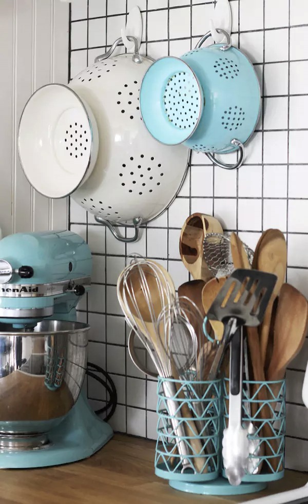 2. Utilizzate i ganci per appendere gli oggetti che usate più spesso in cucina, per averli sempre a disposizione.