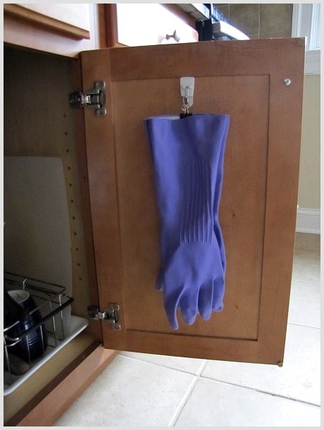 21. Étendre les gants de cuisine avec un crochet pour faire en sorte qu'ils sèchent plus vite!