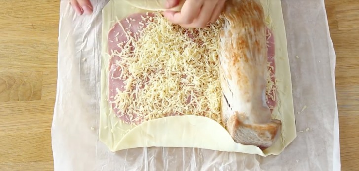 Posizionate il filetto sulla pasta sfoglia, sigillate i bordi e formate un rotolo ben stretto.