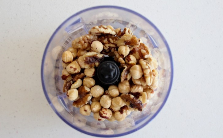 Maal de walnoten, hazelnoten en amandelen fijn, maar laat een paar noten van elke soort heel.