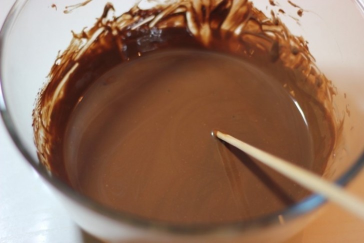 Faites fondre le chocolat avec le beurre. Ajoutez une pincée de cannelle et laissez refroidir, mais sans faire trop durcir. Ajoutez votre mélange.