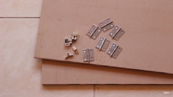 Aqui los materials que necesitan: 6 bisagras, tornillos, dos bloques de antenas y dos paneles de madera de medidas 60 x 90 cm.