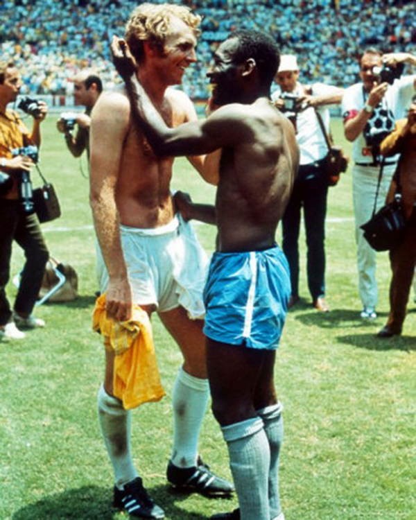 9. Bobby Moore abbraccia Pele alle finali dei Mondiali del 1970.