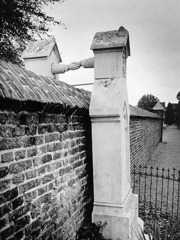 10. Le tombe del 19° secolo di una donna cattolica e di suo marito protestante che si "incontrano" in un cimitero olandese.