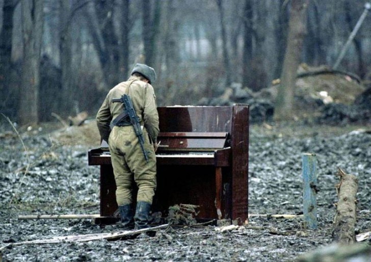 11. Un soldato russo suona un pianoforte abbandonato in Cecenia (1994).