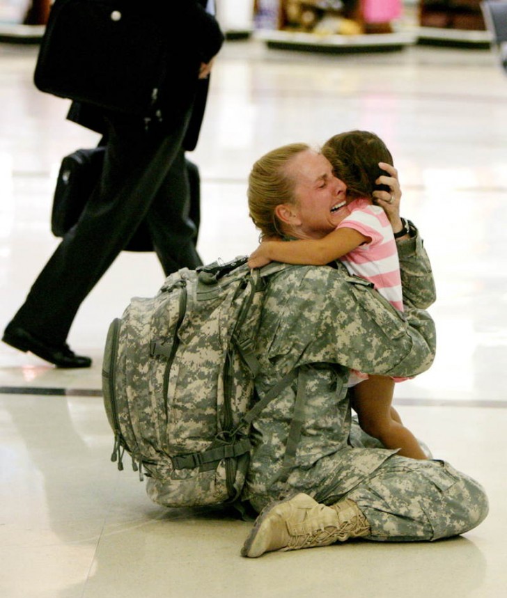 15. Terri Gurrola riabbraccia la figlia dopo aver servito il suo Paese in Iraq per 7 mesi (2007).