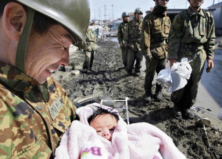 17. Una bambina giapponese di 4 mesi riporta la vita lì dove lo tsunami del marzo 2011 l'aveva tolta.