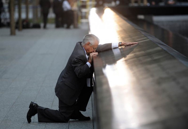 19. Robert Peraza piange accanto al monumento commemorativo dell'11 settembre.