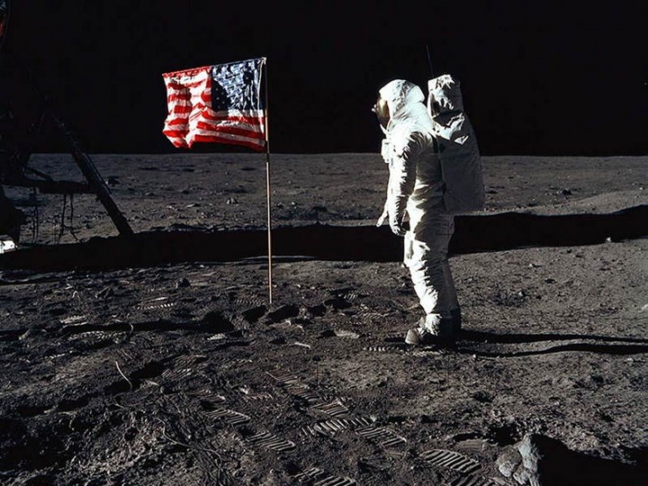 2. I membri dell'Apollo 11 sono i testimoni del primo passo compiuto dall'uomo sulla luna (Luglio 1969).