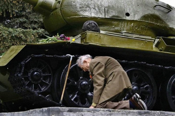 5. Un veterano russo piange accanto ad un carro armato sovietico usato durante la II Guerra Mondiale.