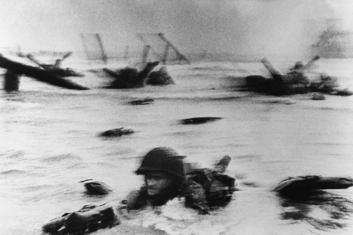 6. Robert Capa cattura un soldato che emerge dall'acqua durante un D-Day.