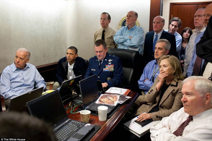 7. Obama, Clinton, Biden guardano un filmato live in cui l'esercito americano stana Osama Bin Laden (Maggio 2011).