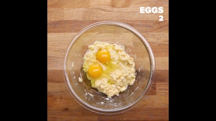 Prima cosa, schiacciate con una forchetta le banane mature, poi aggiungete le uova. Mischiate gli ingredienti.