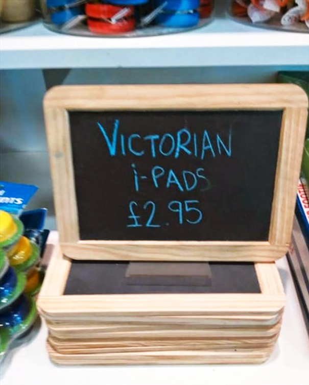 4. Met behulp van deze truc moet de verkoop van deze krijtbordjes van een 'leien' dakje gaan... ook wel de iPad van het Victoriaanse Tijdperk genoemd