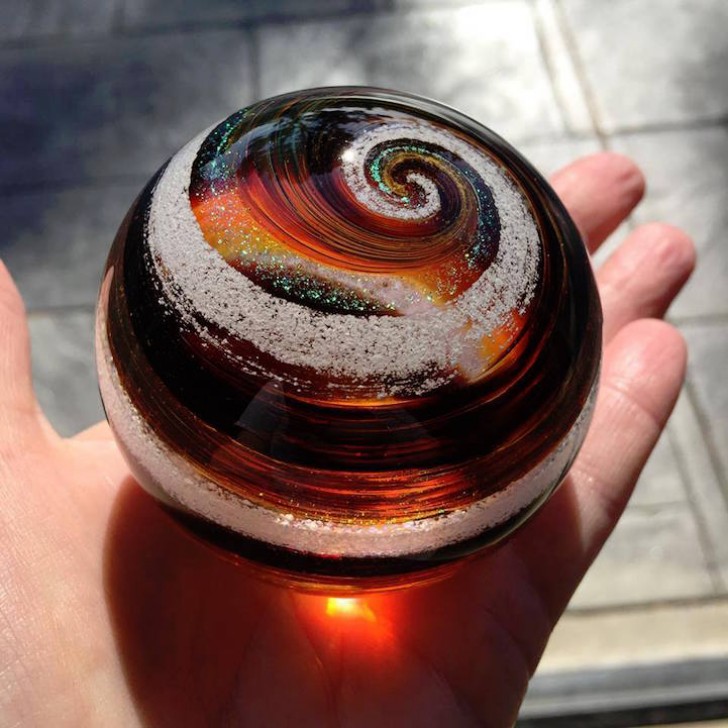 Und hier die revolutionäre Idee von Artful Ashes, die auf der traditionellen Glasbläserkunst beruht.