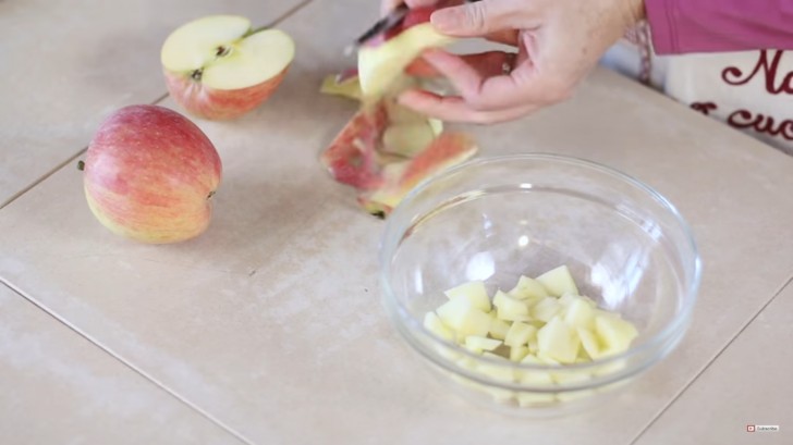 1. Pelar las manzanas y cortarlas en pedacitos en un bols.