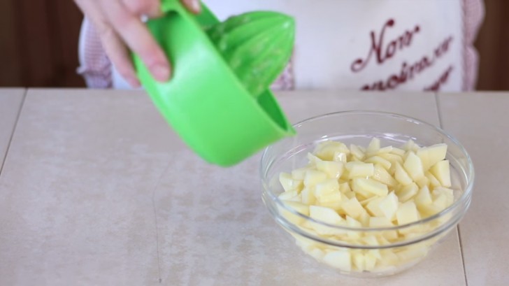 2. Exprimir e jugo de un limon y ponerlo en el bols con las manzanas.