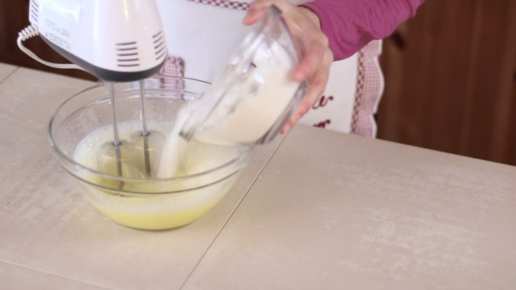 4. Aparte romper dos huevos, tirar el azucar, el agua frizante, el vinagre y mezclar agregando poco a la vez la harina.
