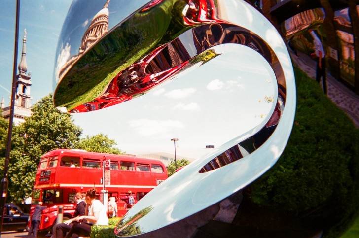 3. Alana Del Valle — "London Bus with Sculpture" ("Bus di Londra con scultura").