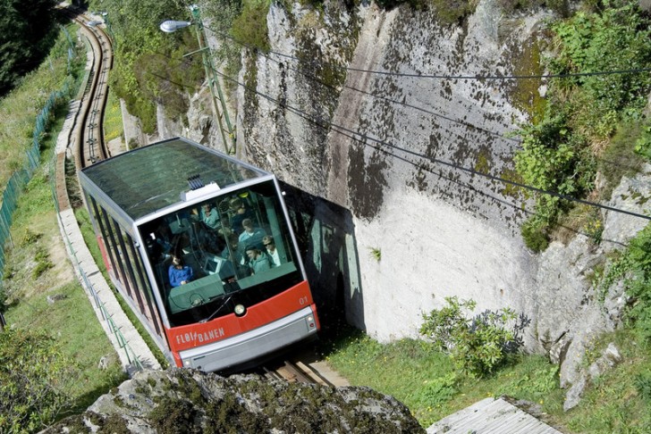 4. Funicolare Fløibanen di Bergen (Norvegia). Rappresenta una delle principali attrazioni turistiche del posto; fu aperta nel 1918 e permette di attraversare il centro città così come di scalare la collina e godere del panorama.