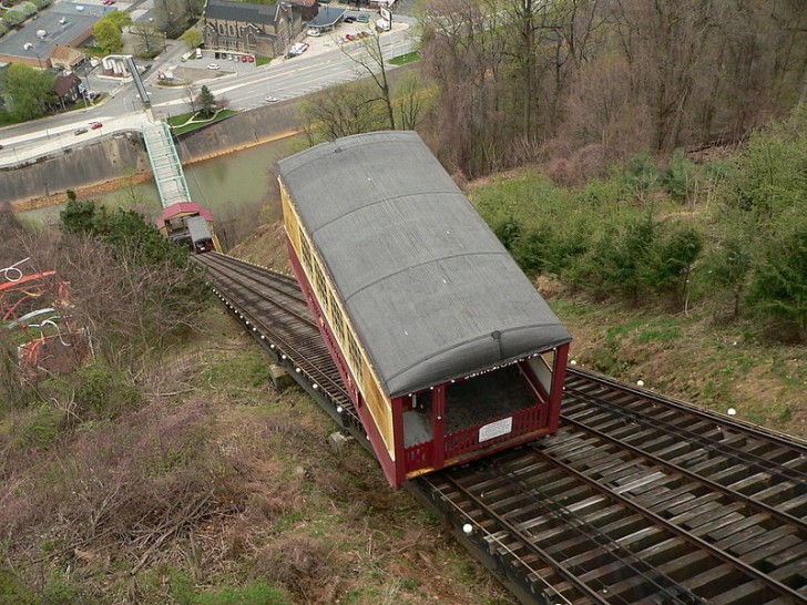 5. Johnstown Inclined Plane, Pennsylvanie. C'est le funiculaire le plus raide du monde: il grimpe sur 273,3 mètres sur une pente de 70.9%.