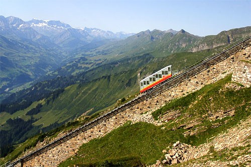 1. The Niesenbahn, Svizzera. Attiva dal 1910, è lunga 3 km e trasporta persone a un'altezza di 1500 metri.