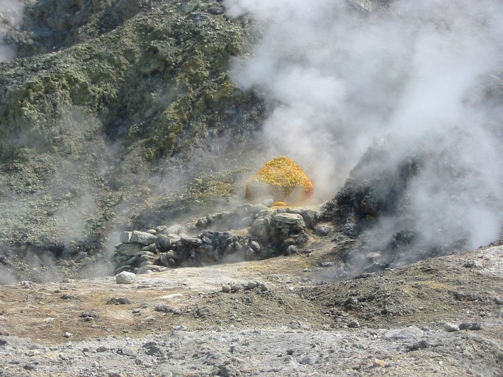 Le recenti deformazioni del suolo nei Campi Flegrei possono essere dovute all'avvicinarsi del magma alle condizioni critiche.