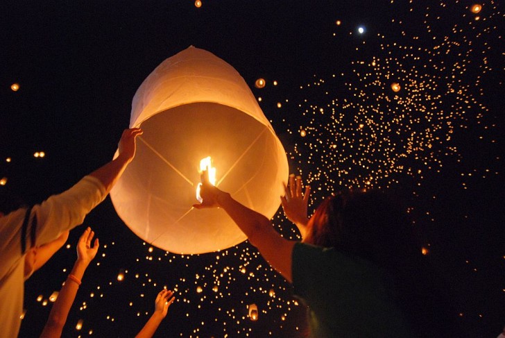 Chinese lantaarns worden opgelaten als symbool van goede voornemens. Ze zijn gemaakt van een papieren basisframe en een brandblokje die bepaalt hoe hoog ze opstijgen.