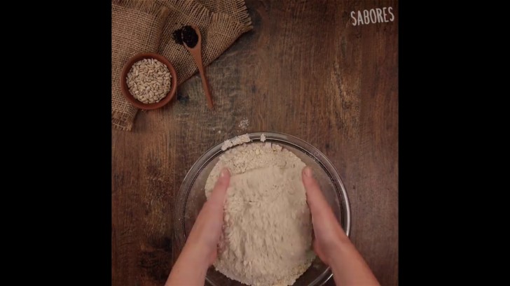 2. In una ciotola unite la farina integrale, al sale e all'avena.