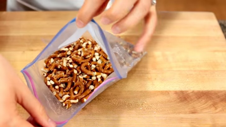 2. In una busta con chiusura a pressione mettete i pretzel e schiacciateli passandoci sopra il mattarello.