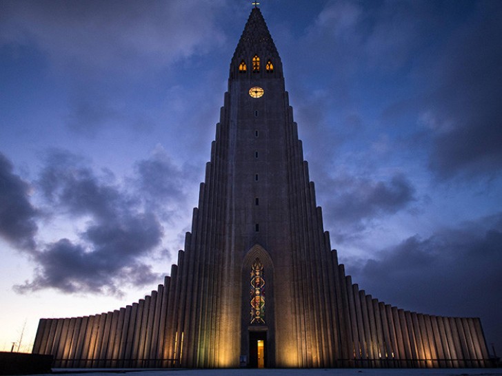 11. Chiesa di culto luterano a Reykjavik, Islanda.