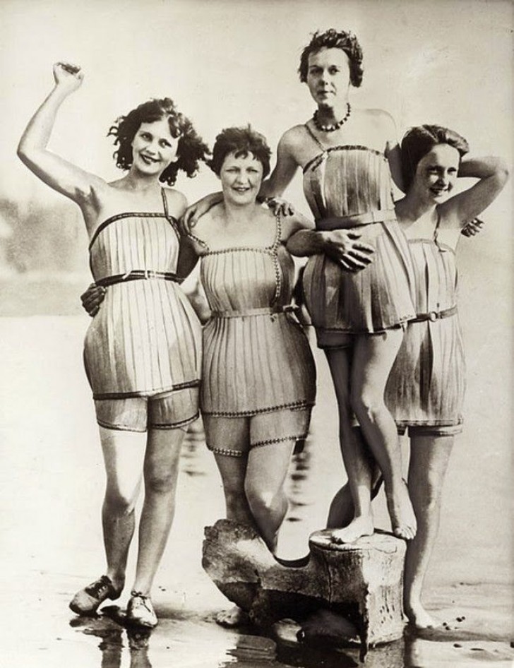10. Poserend in stoffen badkostuum die gemaakt zijn in 1920.