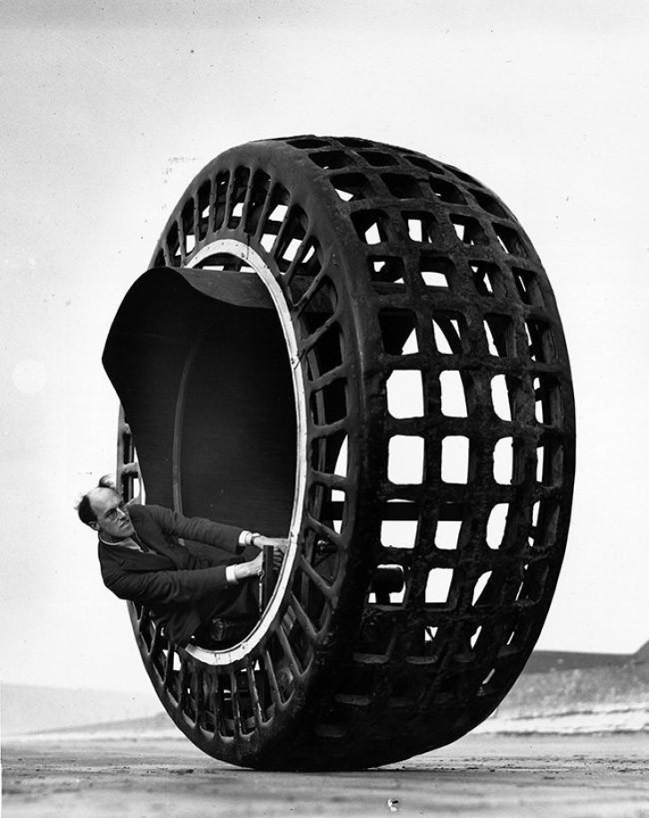14. De Dynasphere, het elektrische voertuig dat bestaat uit een wiel dat 40 kilometer per uur kan halen (1932).