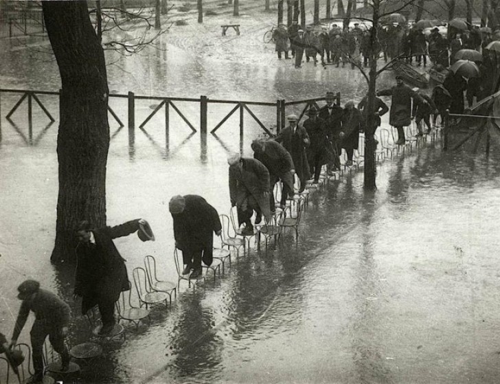 15. A parigi ingegnoso modo per camminare senza bagnarsi i piedi nel 1924.