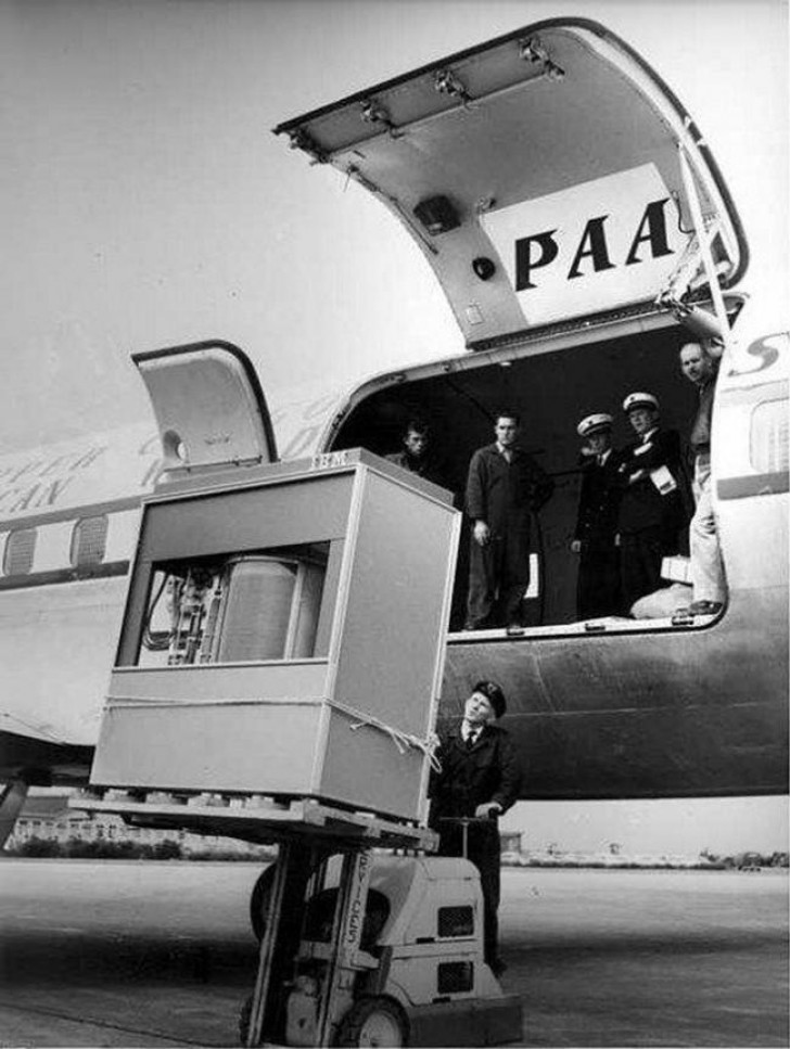 17. Een hardeschijf van 5 MB die in het vliegtuig geladen wordt in 1956.