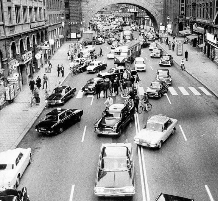 19. Toen in Zweden werd overgegaan op rechts rijden in 1967.