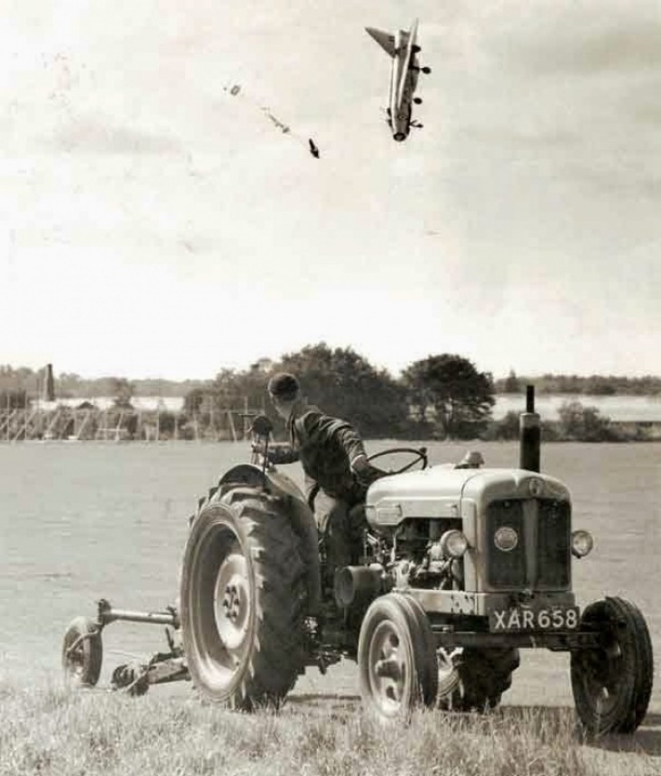 4. Il pilota George Aird si mette in salvo dopo aver perso il controllo del suo aereo.