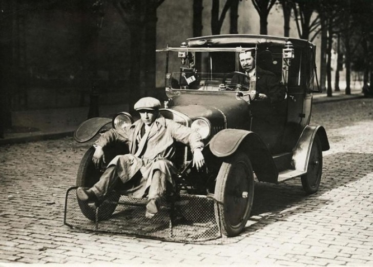 8. Een politieauto met een beugel die aanrijdingen met voetgangers voorkomt (1920).