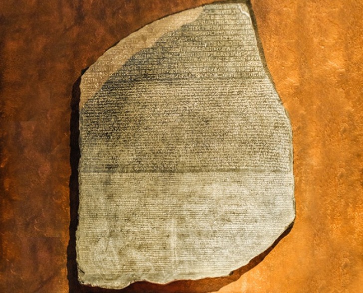 11. Stele di Rosetta, grazie alla quale gli archeologi hanno potuto decifrare i geroglifici