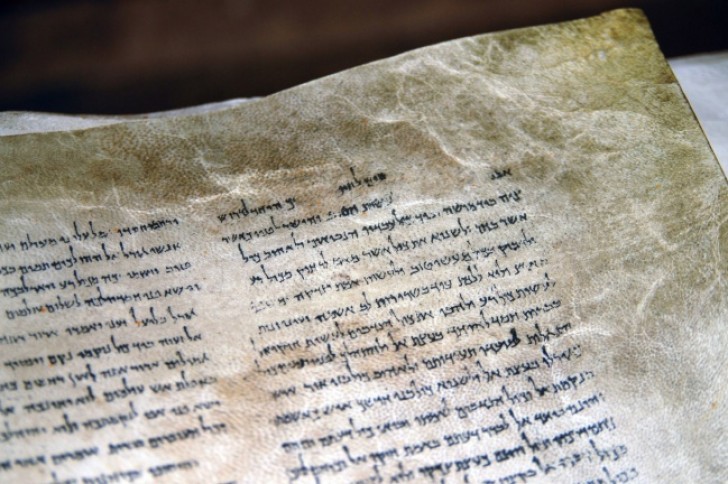 2. Manoscritti del Mar Morto, rappresentanti i più antichi frammenti della Bibbia.