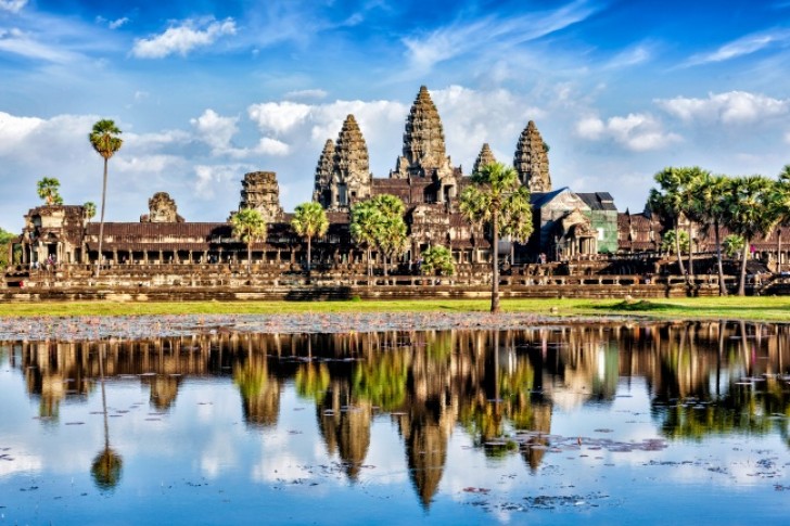 5. Angkor Wat, che rappresenta il più grande monumento religioso nel mondo.