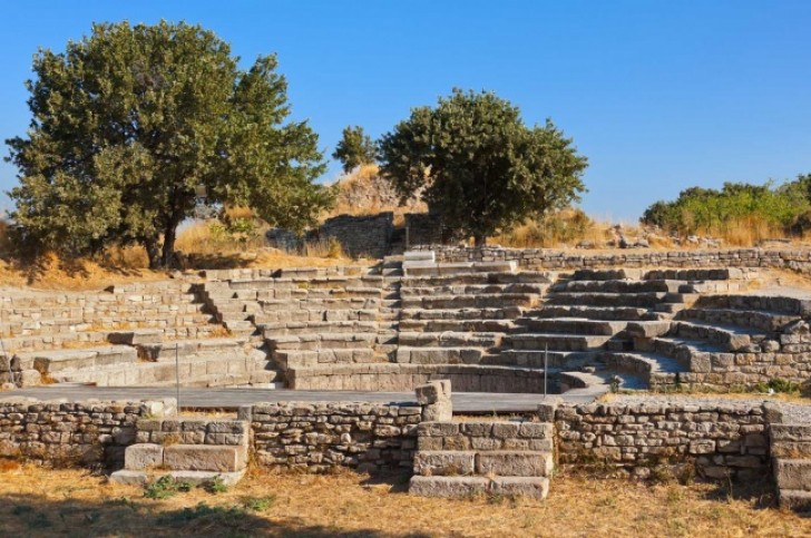 6. Troia, i cui scavi hanno rilevato 46 strati culturali diversi
