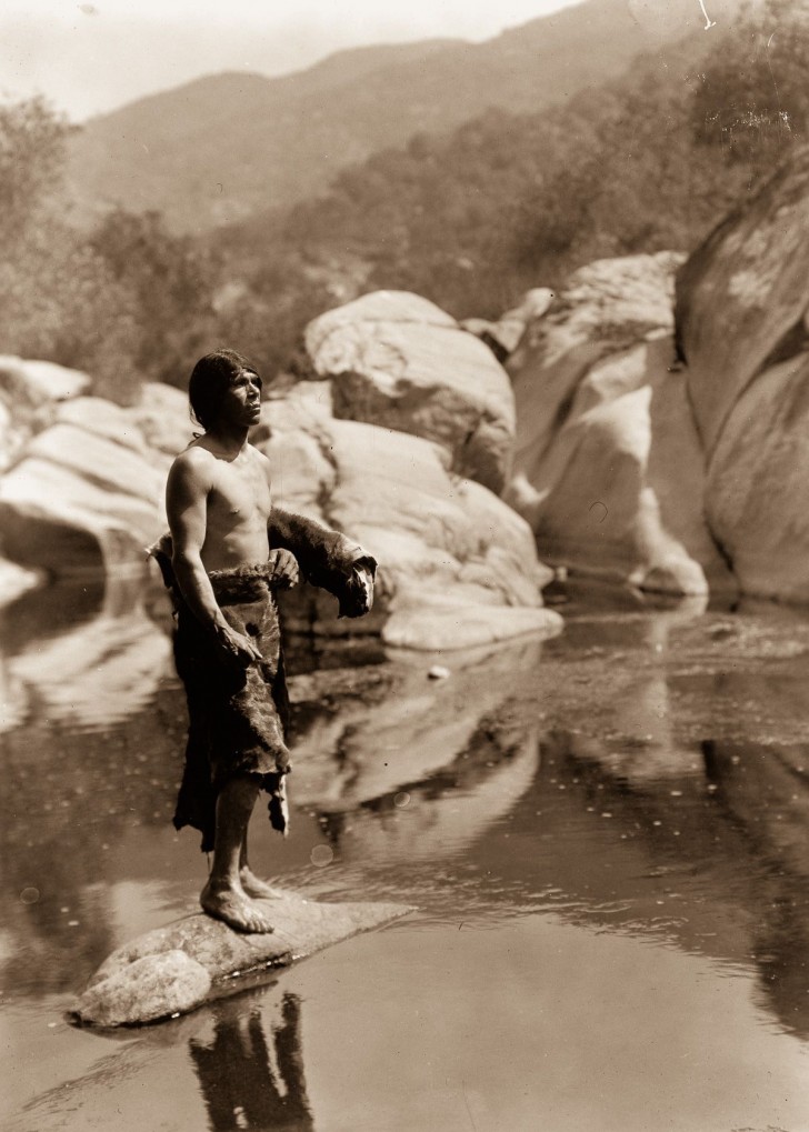 18. Un homme Mariposa sur la rivière Tule, 1924